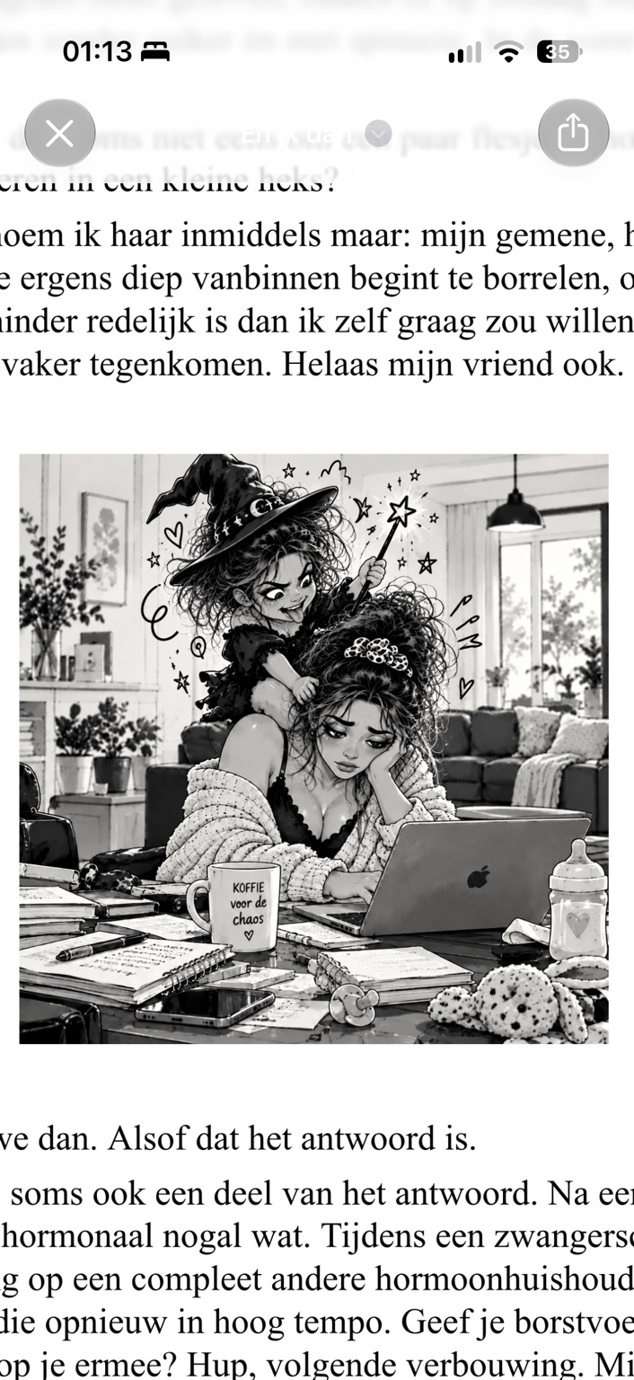 Zwart-witillustratie van een vermoeide vrouw achter een laptop met een kleine heks op haar schouder